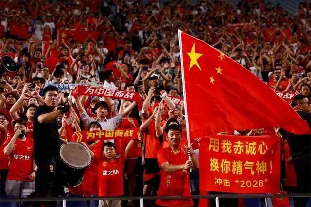 中国足球盛事精彩绝伦，球迷热情高涨达到巅峰的简单介绍